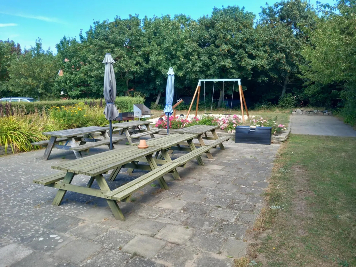 Picnic tables and outdoor space at Rutsker Byhave